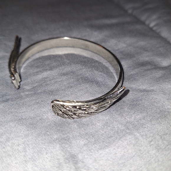 ADD TO ANY ORDER FOR FREE Silver Angel Wings Bangle - Picture 2 of 2